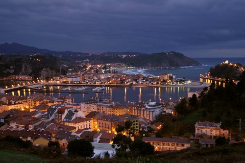 Vista de Ribadesella nocturna