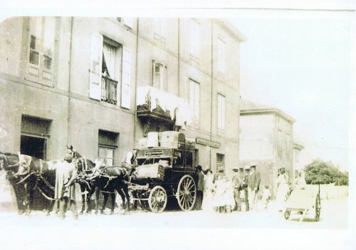 Diligencia delante de la casa de posadas