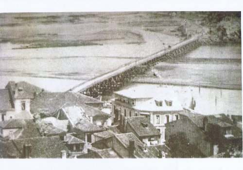 Antiguo puente de madera